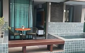 Flat térreo com piscina privativa